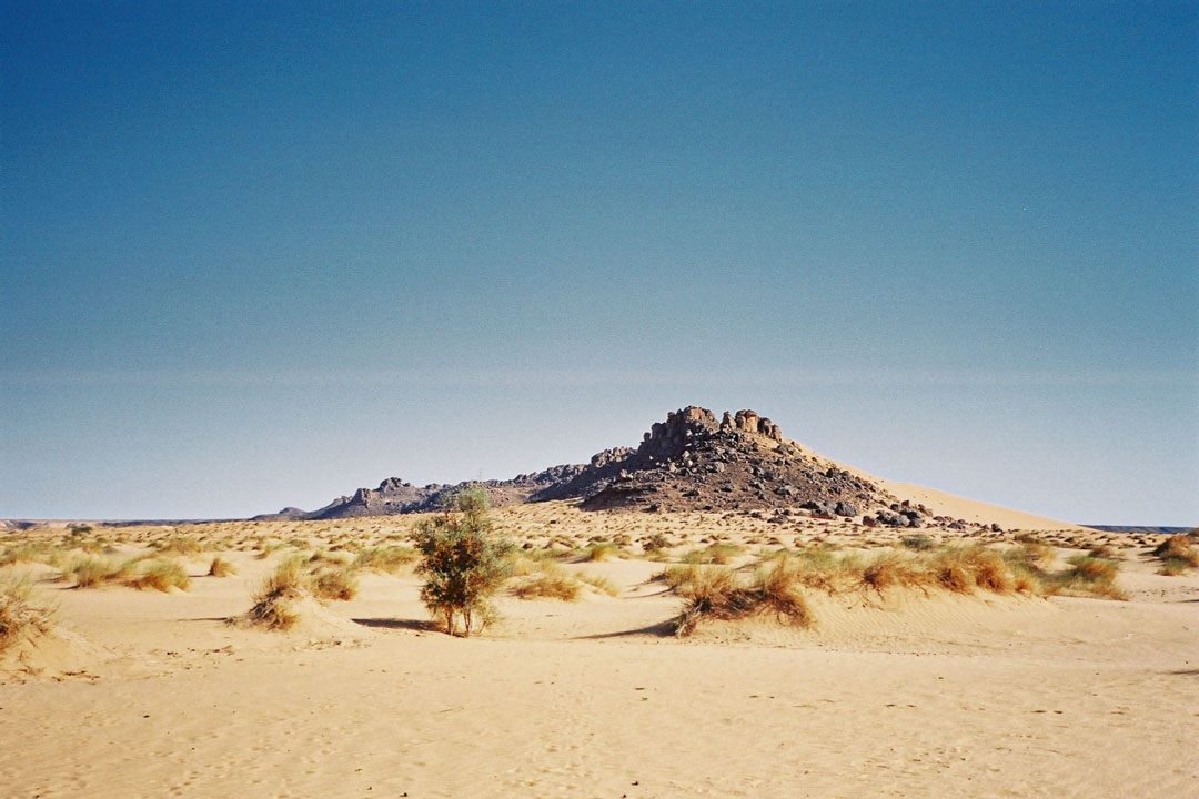 Zarga, ce massif que nous longerons pendant deux jours, nous sépare des dunes de l'Erg Ouarane.