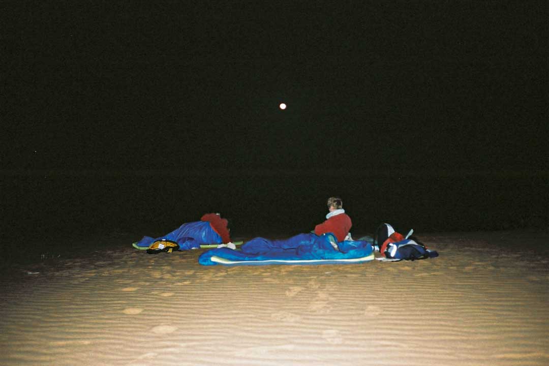 Premier jour de marche. Le sol est dur, et le manque de repère nous empêche d'estimer notre avance.