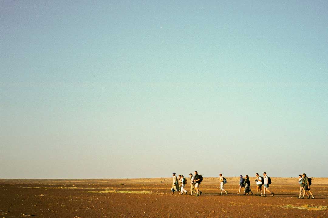 Premier jour de marche. Le sol est dur, et le manque de repère nous empêche d'estimer notre avance.